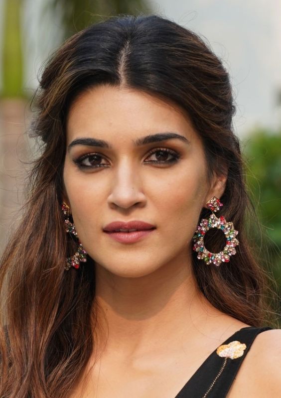 10 Pictures of Kriti Sanon that will Drool you Down | Reviewit.pk