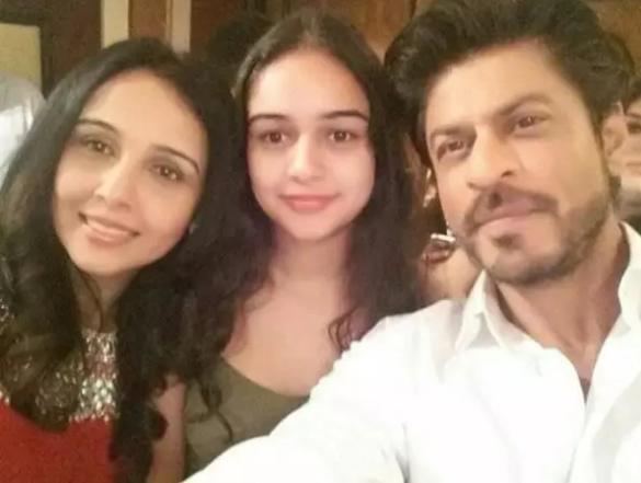 Sahrukh Khan takes a Selfie with Actress after 26 Years – Who is She?