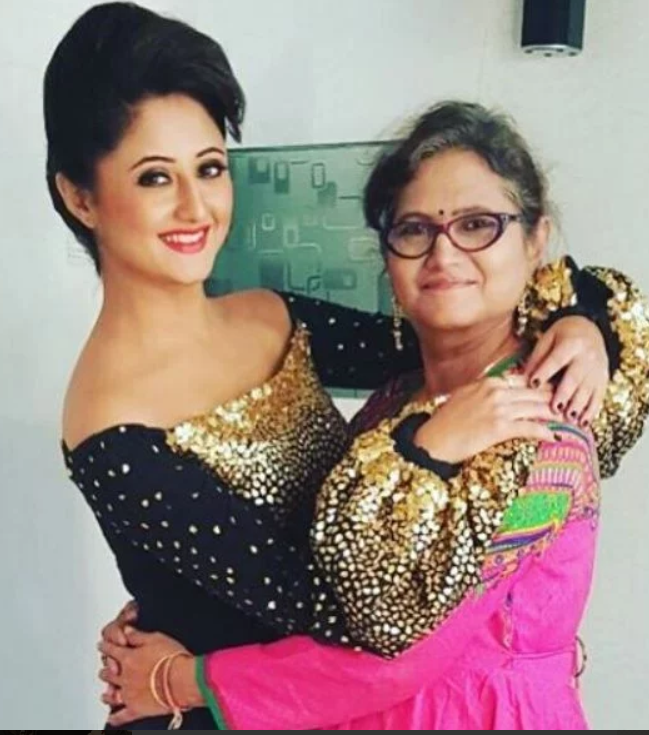 Bigg Boss 13: A Close Encounter to Rashami Desai’s Family – Unseen Picture