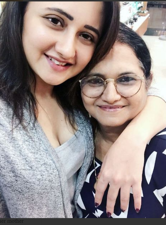 Bigg Boss 13: A Close Encounter to Rashami Desai’s Family – Unseen Picture