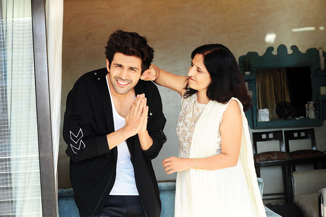 Kartik Aryan's Rare Family Pictures