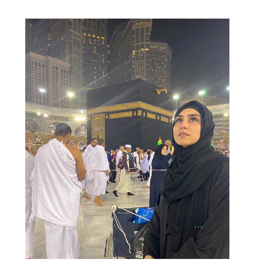 Singer Aima Baig Performed Umrah with her Siblings