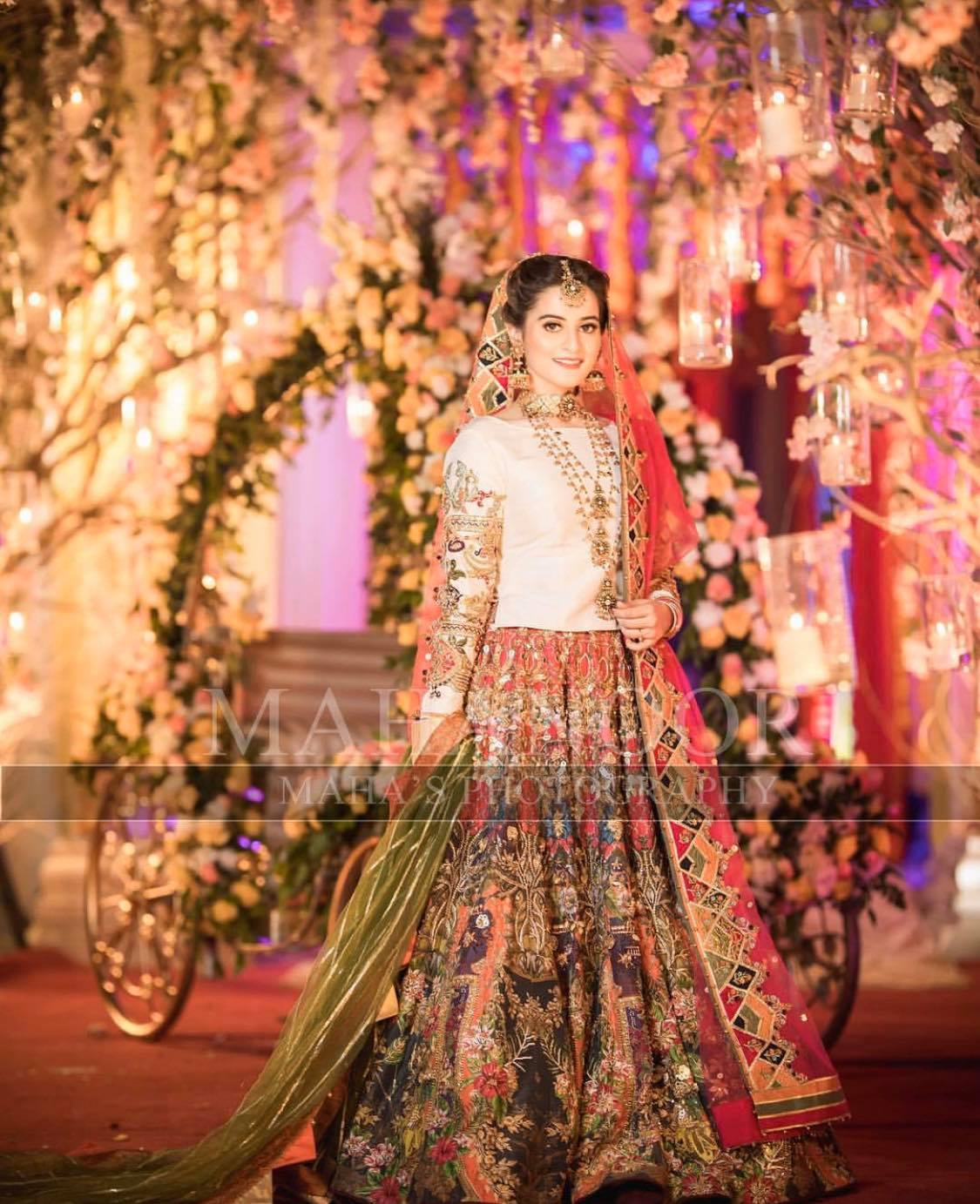 Beautiful Mehndi Dresses & Looks of Pakistani Celebrities