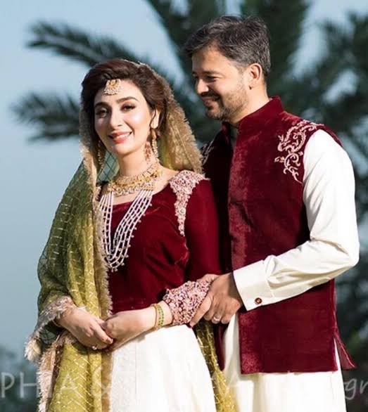 Beautiful Mehndi Dresses & Looks of Pakistani Celebrities