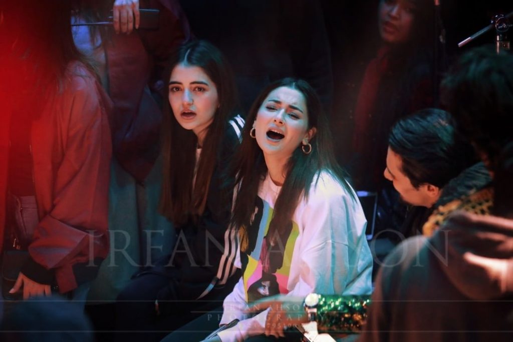 Hania Aamir Singing Along Asim Azhar At His Concert