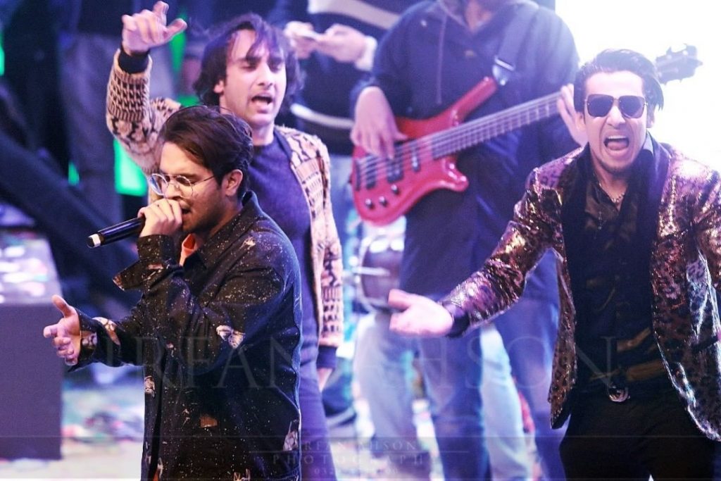 Hania Aamir Singing Along Asim Azhar At His Concert