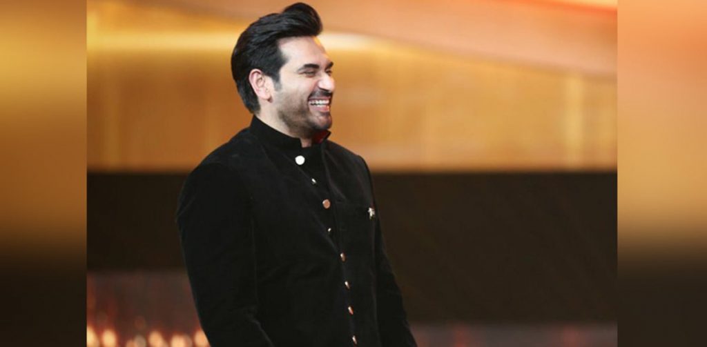 Humayun Saeed Mobbed By Crazy Fans In Multan