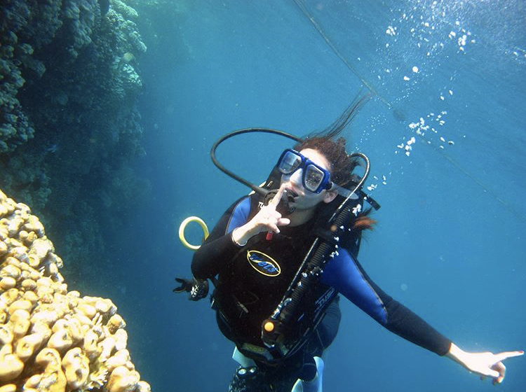 Minal Khan Shared Her Underwater Pictures