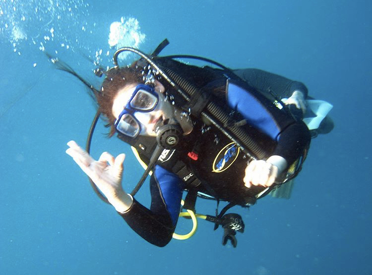 Minal Khan Shared Her Underwater Pictures