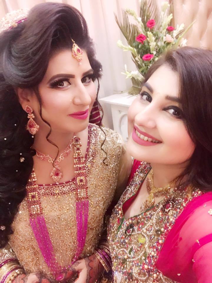 Pakistani Actresses With Their Non Famous Beautiful Sisters