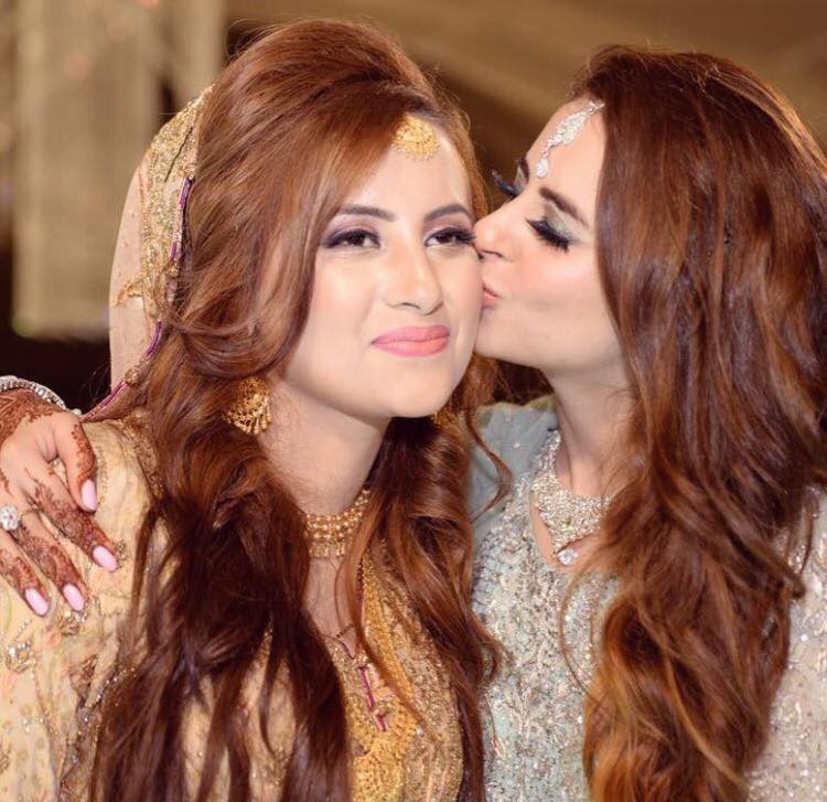 Pakistani Actresses With Their Non Famous Beautiful Sisters