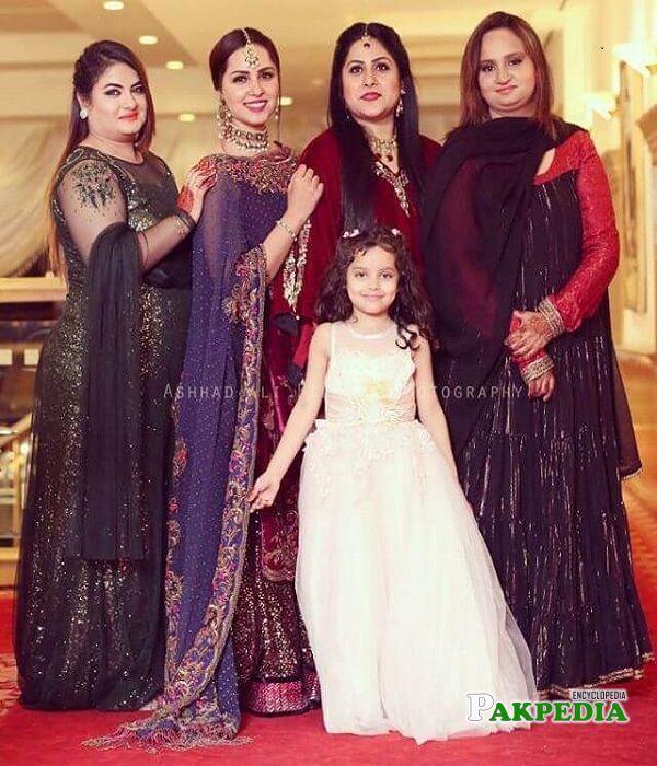 Pakistani Actresses With Their Non Famous Beautiful Sisters