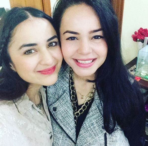 Pakistani Actresses With Their Non Famous Beautiful Sisters