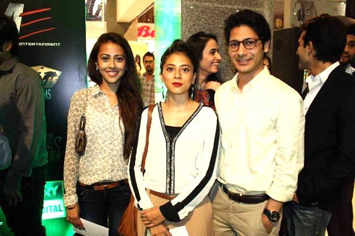 Pakistani Actresses With Their Non Famous Beautiful Sisters