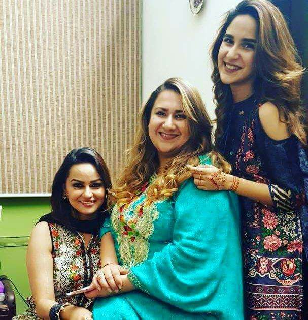 Pakistani Actresses With Their Non Famous Beautiful Sisters