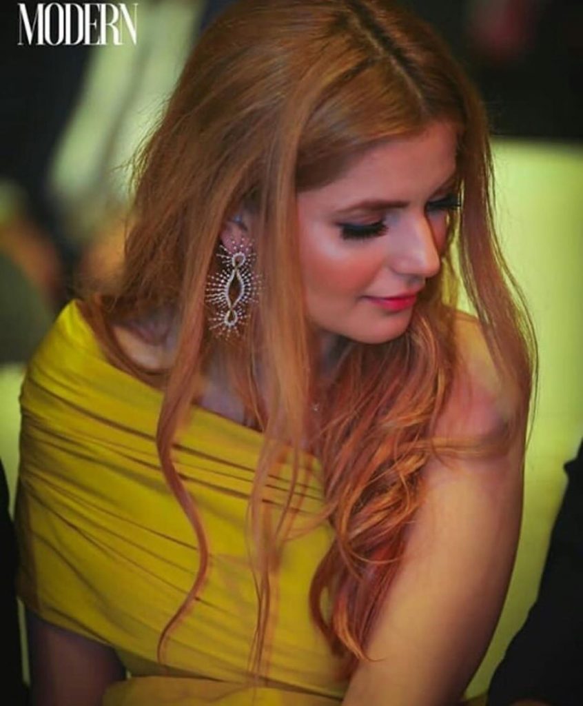 People Can't Stop Mocking Momina Mustehsan's Blonde Hair