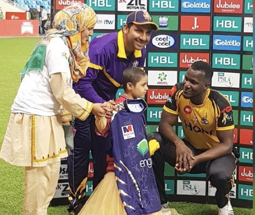 PSL Cricketers Posing With The Cancer Patients On The Field