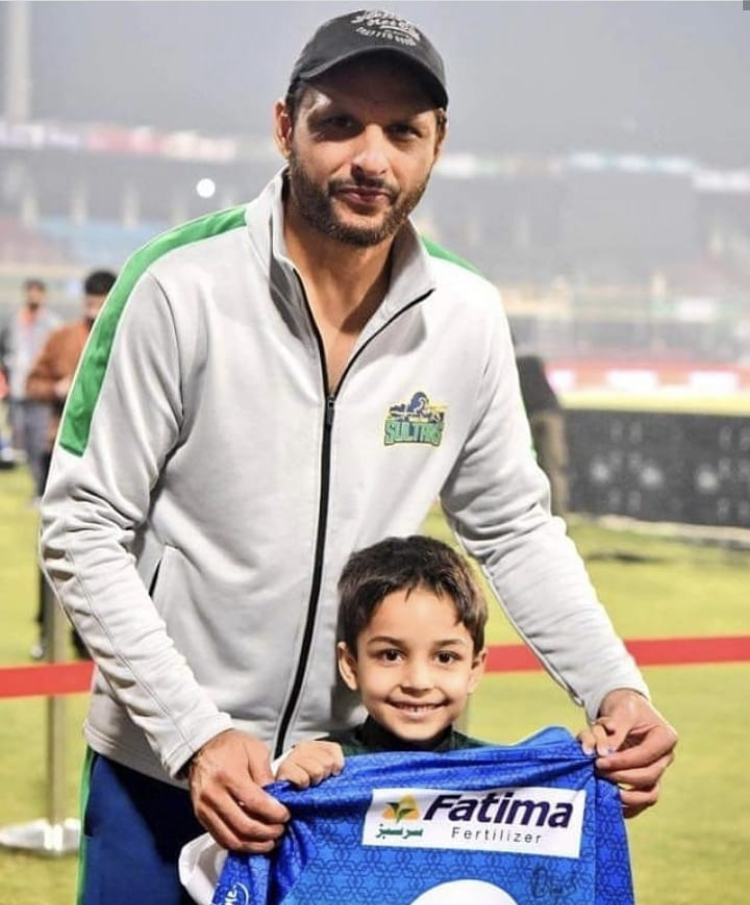 PSL Cricketers Posing With The Cancer Patients On The Field