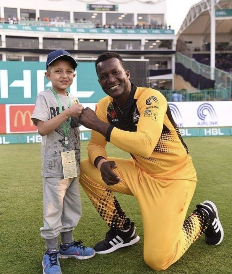 PSL Cricketers Posing With The Cancer Patients On The Field