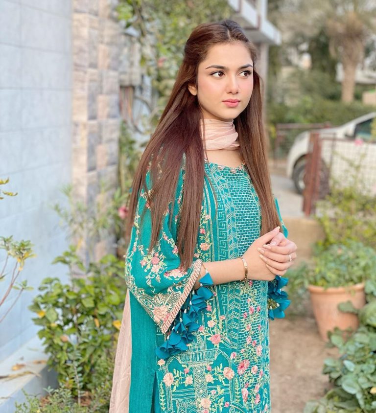 Beautiful Syeda Tuba Aamir Latest Pictures Reviewit.pk