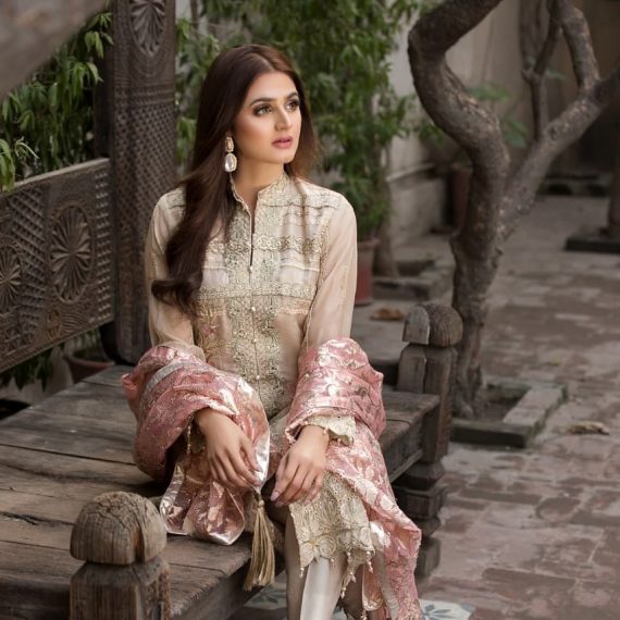 Beautiful Hira Mani Latest Photo Shoot for Motifz | Reviewit.pk