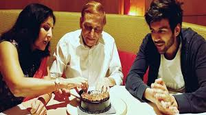 Kartik Aryan's Rare Family Pictures