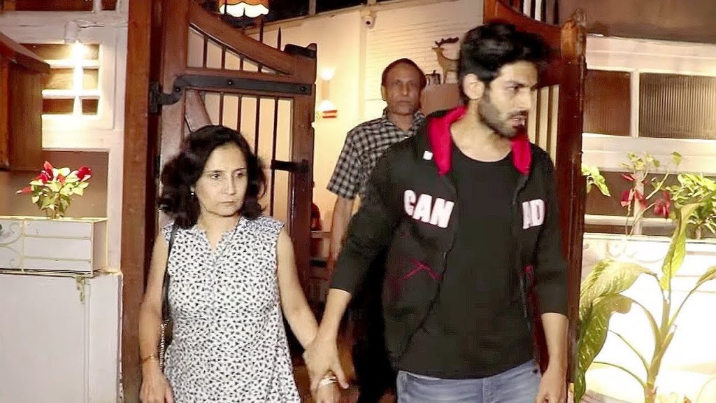 Kartik Aryan's Rare Family Pictures