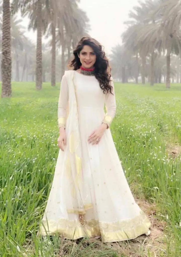 neelam munir – Reviewit.pk