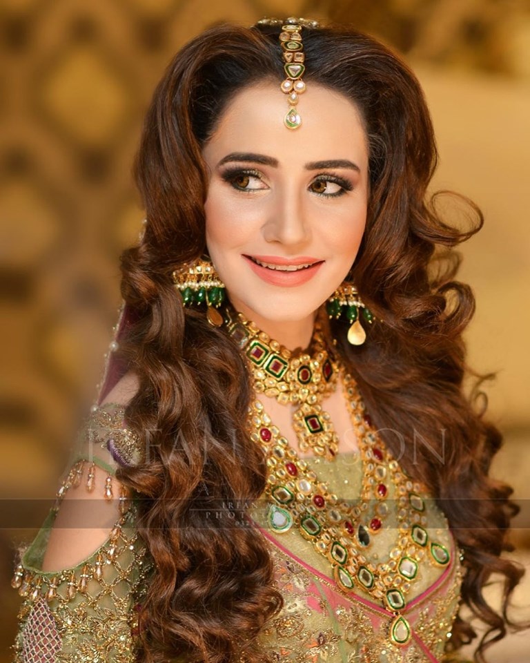 Beautiful Mehndi Dresses & Looks of Pakistani Celebrities