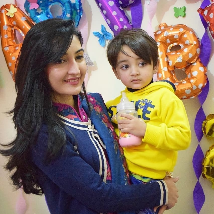 Latest Beautiful Pictures of Host Syed Shafaat Ali with his Wife and Son