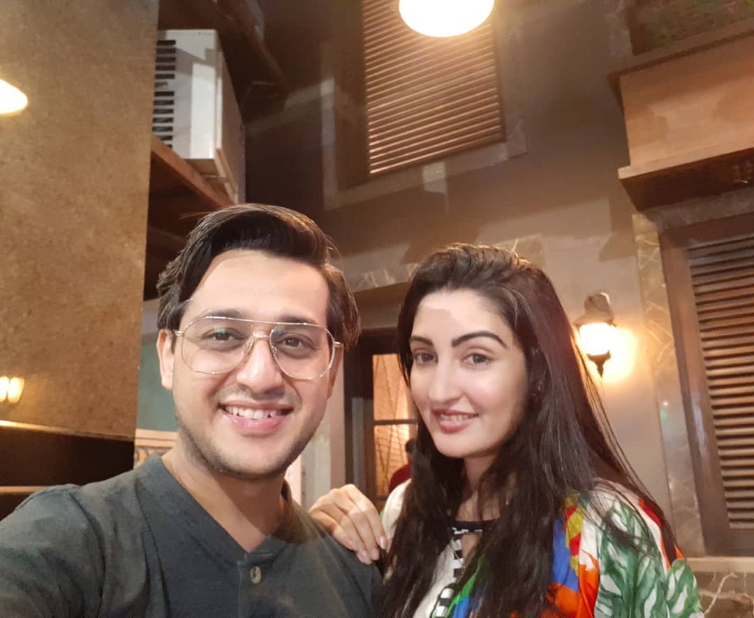 Latest Beautiful Pictures of Host Syed Shafaat Ali with his Wife and Son