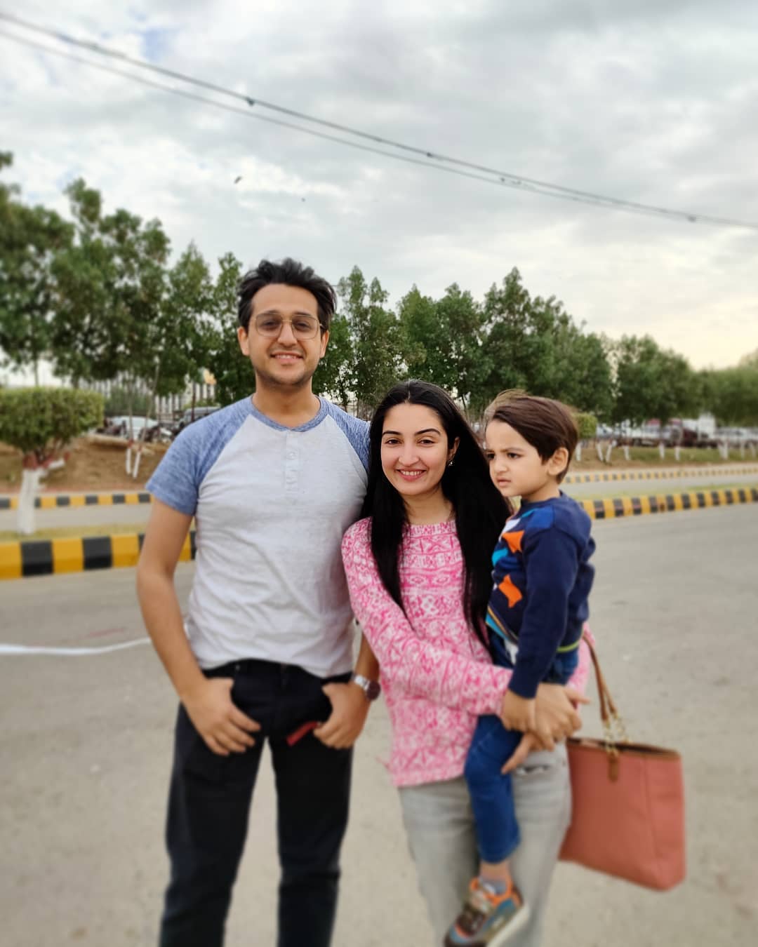 Latest Beautiful Pictures of Host Syed Shafaat Ali with his Wife and Son