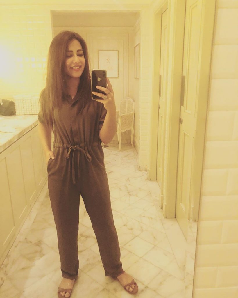 Latest Pictures of Actress Ushna Shah from her Visit to Dubai | Reviewit.pk
