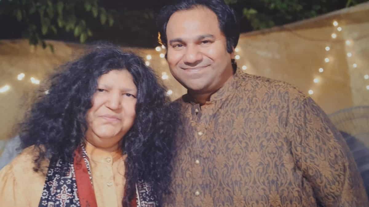 Beautiful Family of Abida Parveen – Unseen Photos | Reviewit.pk