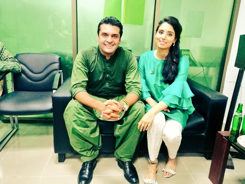 Beautiful Pictures of Pakistani Celebrities with Flag on Pakistan Day