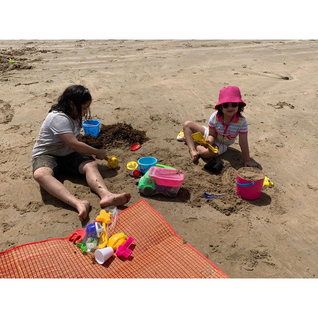 Faisal Qureshi Enjoying With Family At Beach