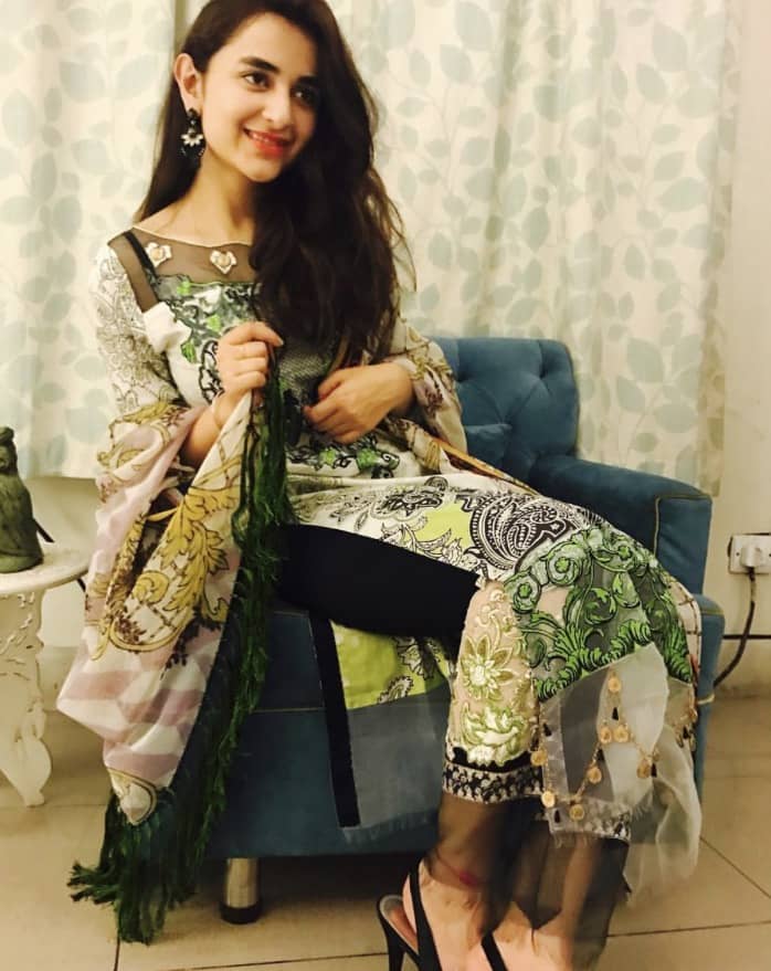 Beautiful Pictures of Pakistani Celebrities with Flag on Pakistan Day