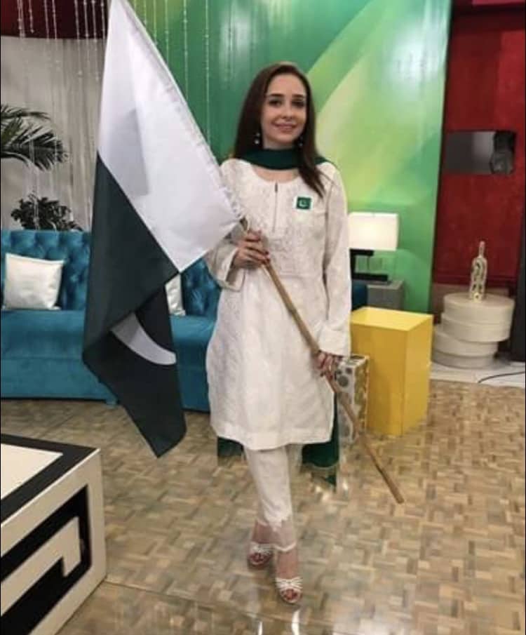 Beautiful Pictures of Pakistani Celebrities with Flag on Pakistan Day