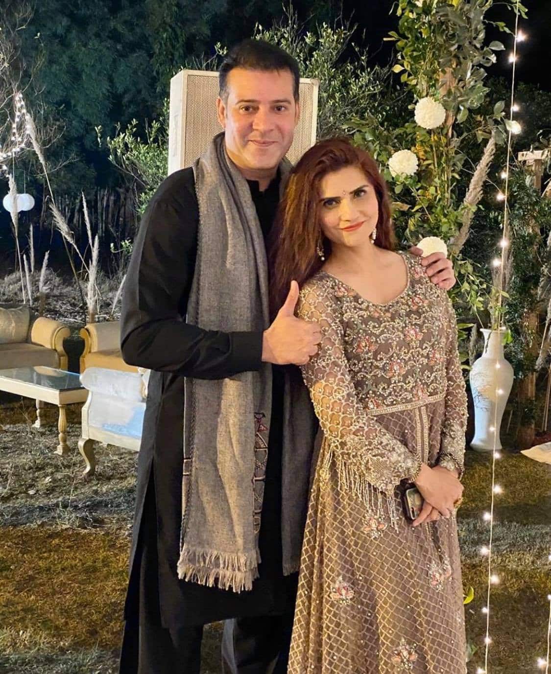 Pakistani Celebrities Whose Wives Are Always By Their Side