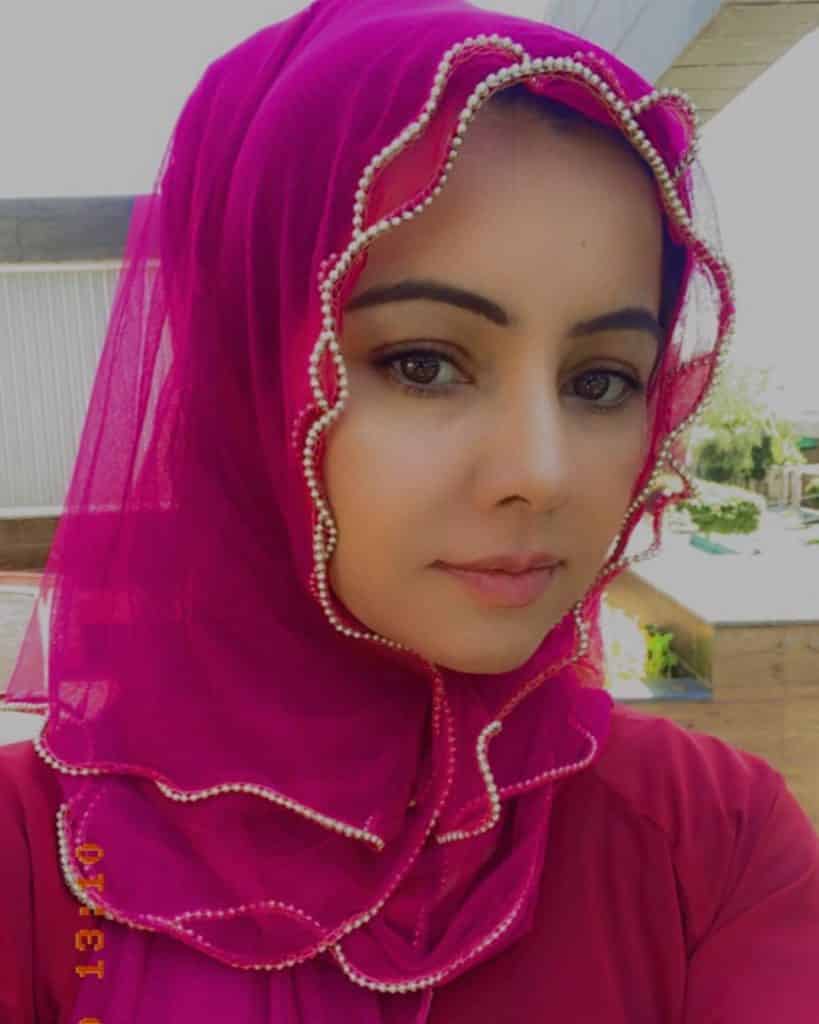 Rabi Pirzada Criticized For Wearing Inappropriate Hijab