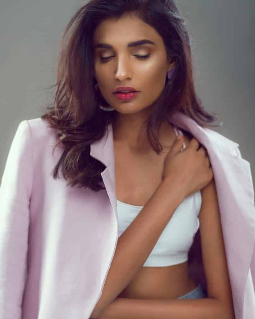 Glamorous Pictures of Amna Ilyas – Hard to Handle