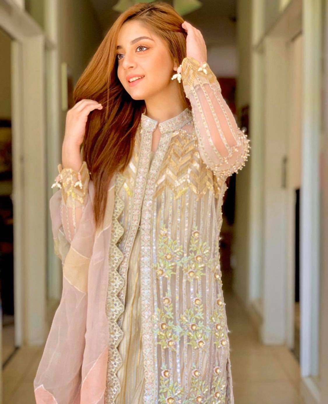 Favorite Poses of Pakistani Celebrities For Camera