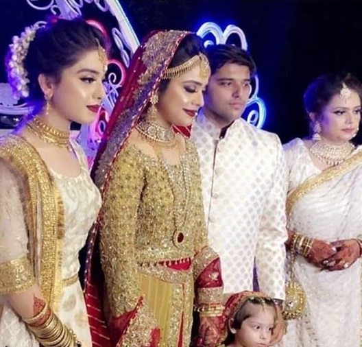 Beautiful Pakistani Celebrities on Their Sisters Wedding