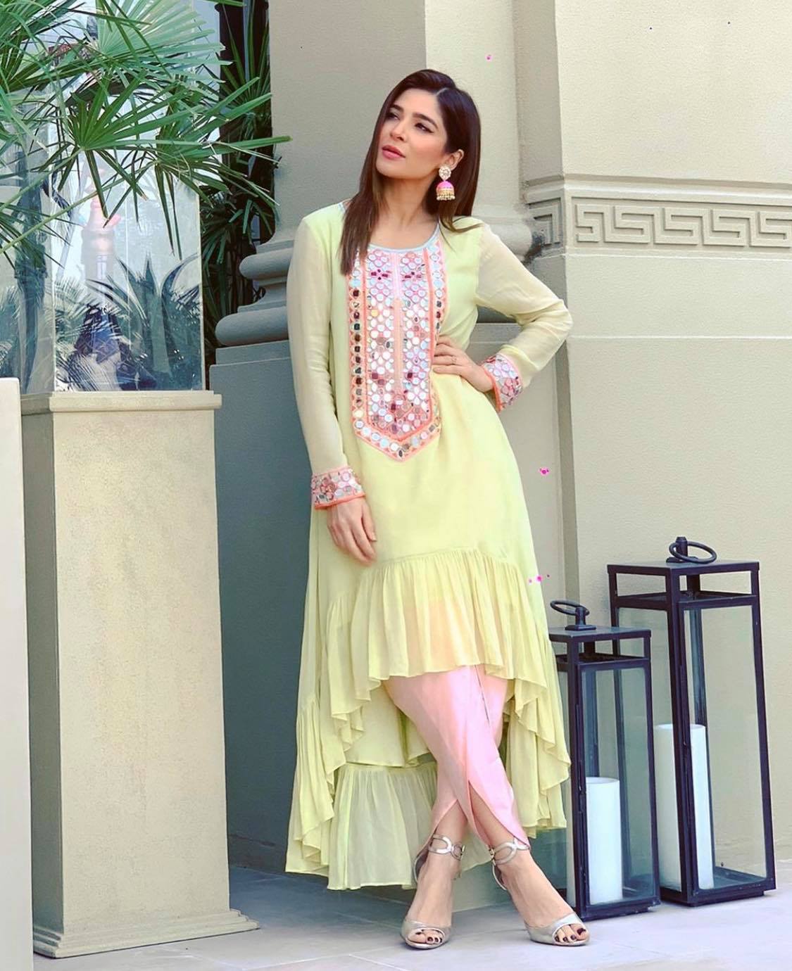 Favorite Poses of Pakistani Celebrities For Camera