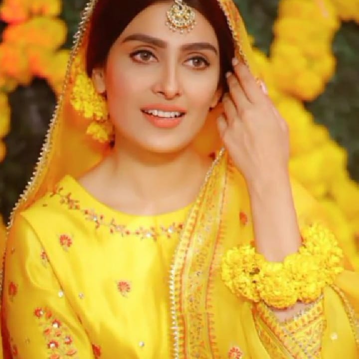 Beautiful Pictures of Ayeza Khan on the Set of her Upcoming Drama