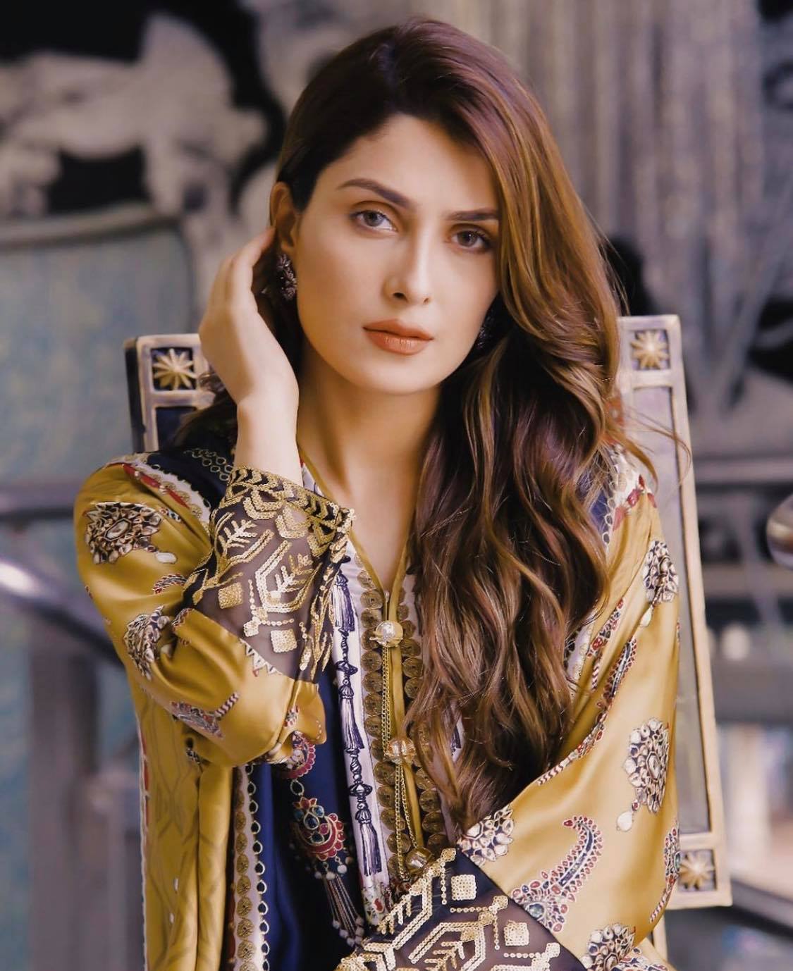 Favorite Poses of Pakistani Celebrities For Camera