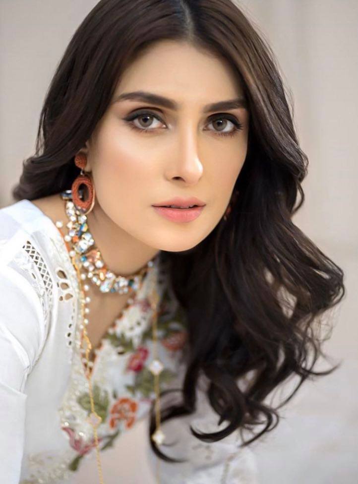 Favorite Poses of Pakistani Celebrities For Camera