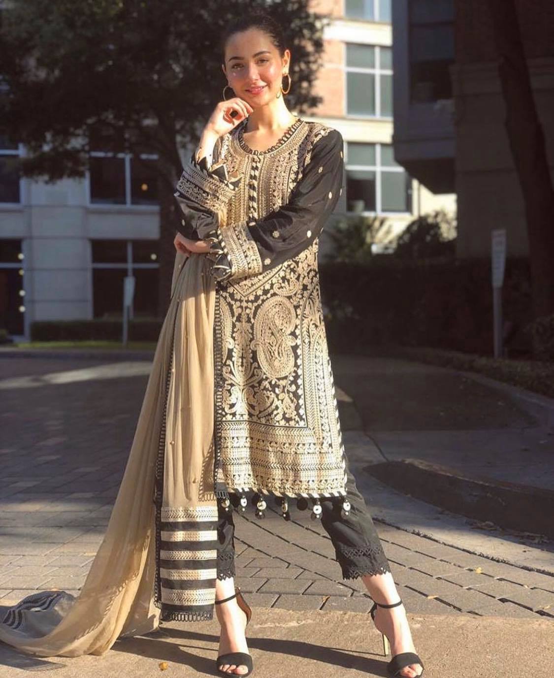 Favorite Poses of Pakistani Celebrities For Camera