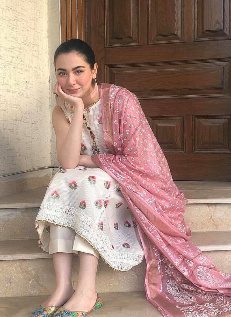 Favorite Poses of Pakistani Celebrities For Camera