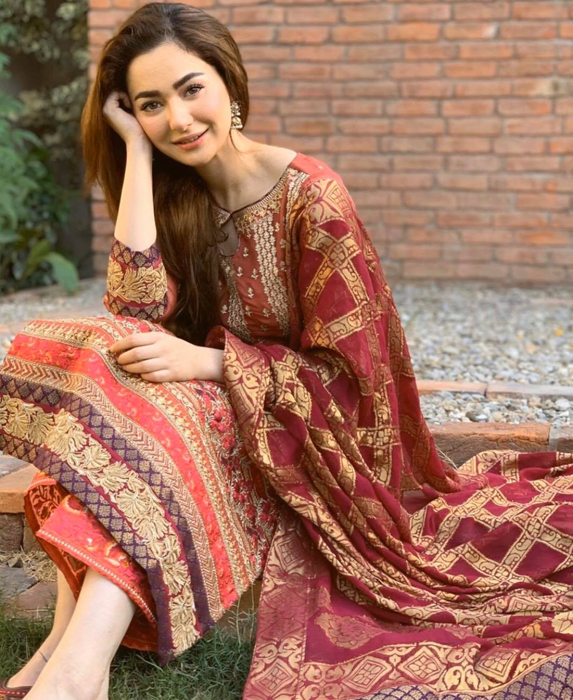 Favorite Poses of Pakistani Celebrities For Camera